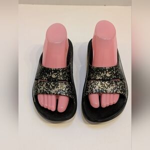 Oofos Women's 7 Black Gold Sprekled Slides Sandals